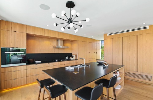 Venice House | VibeLoft - Modern Home with Rooftop & Spa