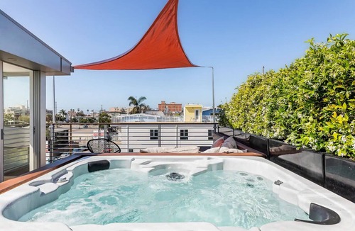 Venice House | VibeLoft - Modern Home with Rooftop & Spa