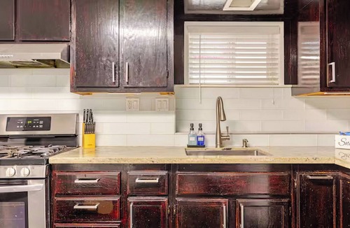 Oakland Apartment | Victorian Retreat 2Bed/1Bath, Parking, Game Room