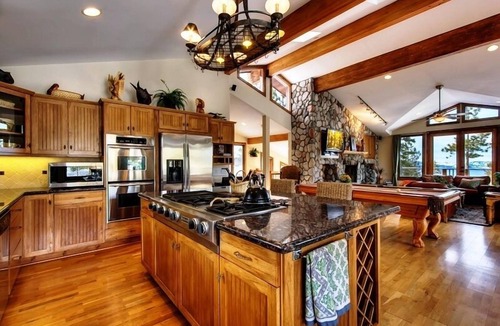 Tahoe Village House | Views Hot Tub! Best for Family Friends Reunion! August Summer Special Max 14 PPL