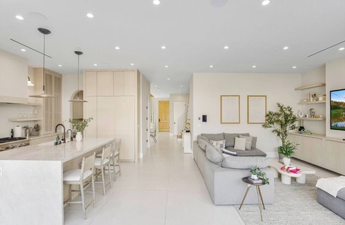 Studio City Villa | Villa Camellia - Charming 5 BR Home in the heart of Studio City