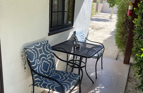 Historic Tennis Club Apartment | Villa G - a cozy studio, steps away from downtown Palm Springs! 😎