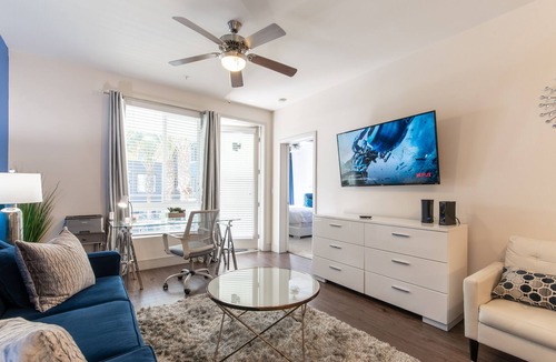 Del Aire Apartment | VIP 2 bed/2 bath with pool view, close to LAX & the beach