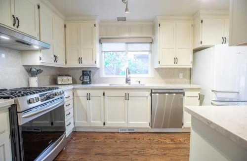 Guerneville House | Vista Retreat With Hot Tub And Tastings Included