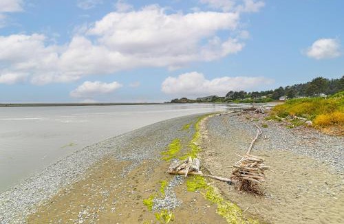Smith River House | Walk to Beach: Cozy Home w/Deck in Smith River!