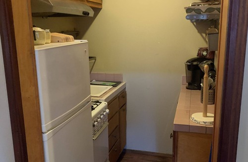 Eastside Apartment | Walk to Beach, shops, restaurants and much more!