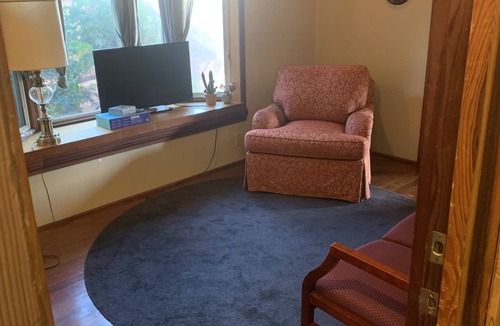 Eastside Apartment | Walk to Beach, shops, restaurants and much more!