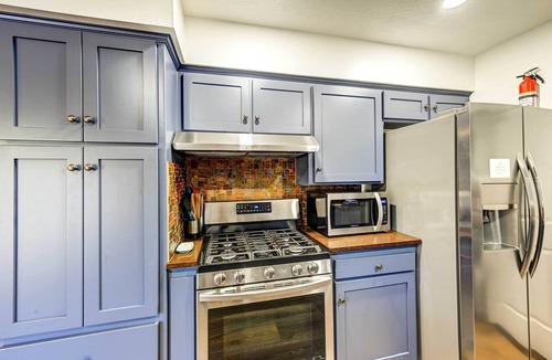 Oakhurst House | Walk to Dtwn! Dog-Friendly Oakhurst Gem w/Yard