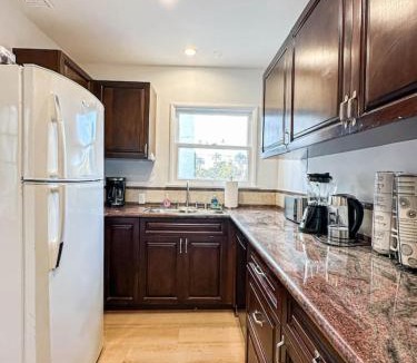 McManus House | Walk to Rodeo Drive! Minutes to Sunset Strip & Shopping