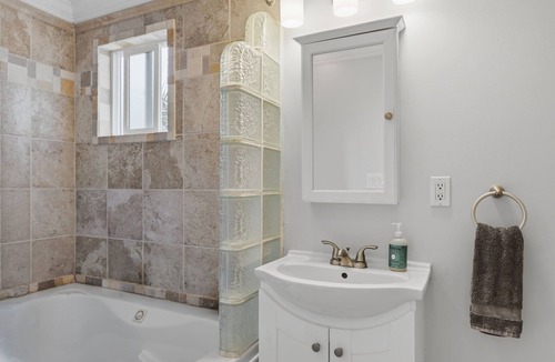 Carlsbad Village Cottage | Walk to the Beach Light and Bright 1-bedroom cottage in Carlsbad let's getaway