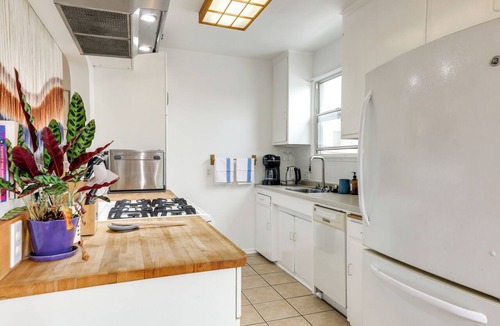 Palms Condo | Walkable Neighborhood! Convenient Culver City Apt