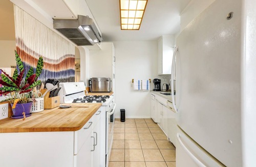 Palms Condo | Walkable Neighborhood! Convenient Culver City Apt