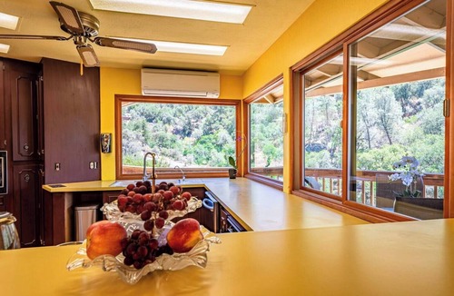 Yosemite Forks House | Waterfall View Retreat near Yosemite with Spas