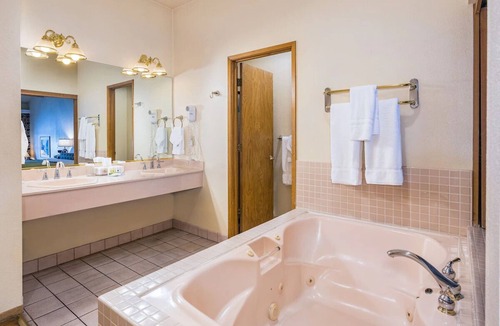 Bass Lake Hotel | Waterfront Resort Stay | Bass Lake Retreat | 1 Unit