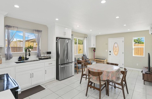 Eastside House | Welcoming 2-bedroom house in vibrant Long Beach Downtown Area