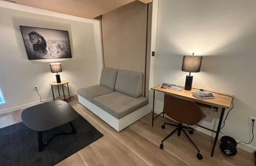 Hollywood Apartment | Welcoming 2-bedroom apartment in Los Angeles with WiFi Cassil 4