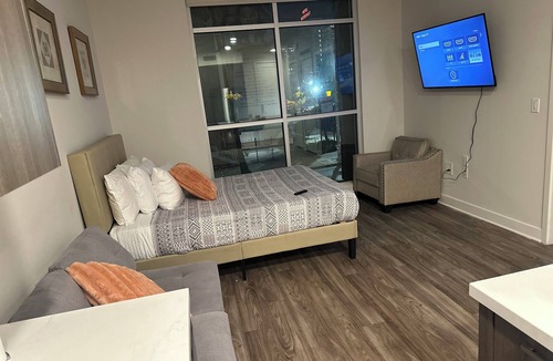 Hollywood Apartment | Welcoming 2-bedroom apartment in Los Angeles with WiFi Cassil 4