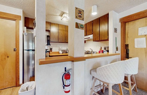 Tahoe Woods Apartment | Well-Equipped Second-Level Studio w/Free WiFi, Balcony, & Shared Outdoor Pool