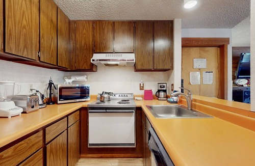 Tahoe Woods Apartment | Well-Equipped Second-Level Studio w/Free WiFi, Balcony, & Shared Outdoor Pool