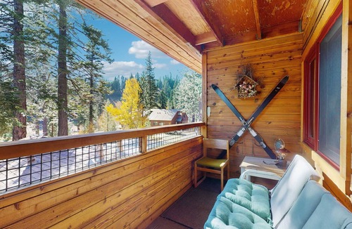 Tahoe Woods Apartment | Well-Equipped Second-Level Studio w/Free WiFi, Balcony, & Shared Outdoor Pool