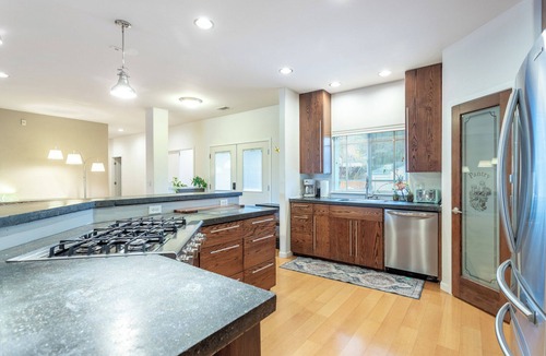 Redding House | West Side Home near lake, trails, 3 king beds, kids play area, bonus room!