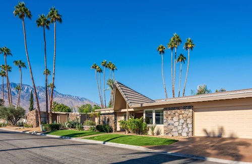 Palm Springs House | Wexler on Lakeside 4BR 3BA Mid-Century Modern w/pool on the Golf Course