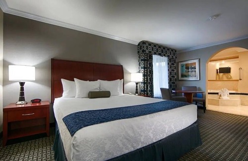 Lantern District Hotel | Whirlpool King Suite + Pool Access | Free Hot Breakfast | 3mi to Salt Creek