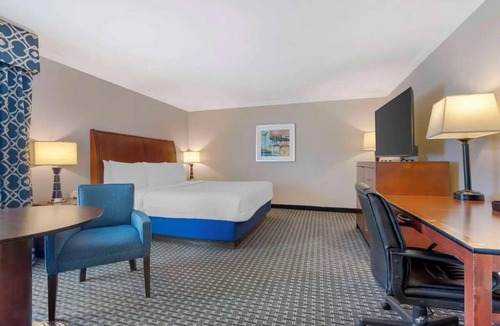 Lantern District Hotel | Whirlpool King Suite + Pool Access | Free Hot Breakfast | 3mi to Salt Creek