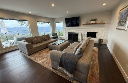 Angwin House | Wine Country Retreat on Howell Mountain – Valley Views, Outdoor Living & GYM.