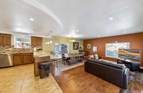 Montgomery Estates Cabin | Winter Hideaway: Near Heavenly,10 Beds, Arcade Games, Pool Table, Walk-to-Trails, Fireplaces