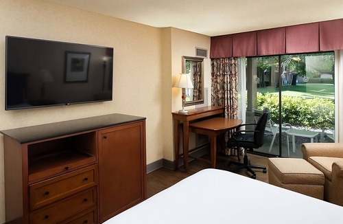 Redding Resort | Wonderful Stay! Pool, Parking Pets Allowed, Near Turtle Bay Exploration Park!