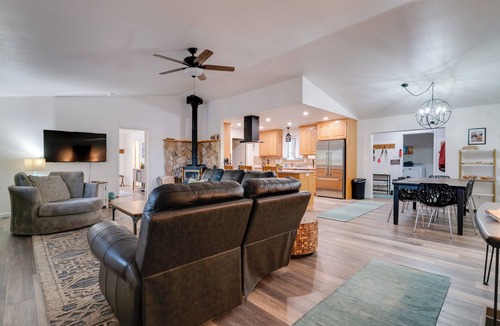Peninsula Village Cabin | Wooded 2-Unit Combo, 1 Mi to Lake Almanor!