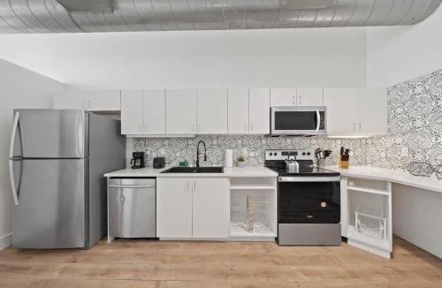 Gaslamp Quarter Apartment | Woolworth Loft - Gaslamp 4BR Downtown Pad with Tub