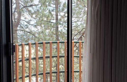 Tahoe Village Resort | Xmas discount: New Yr. @ Ridge Sierra resort @ Hvenly. Great amenities. Dogs ok.