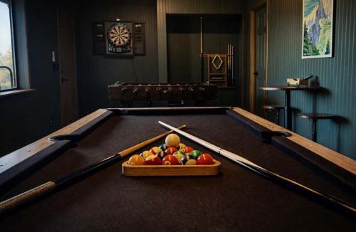 Oakhurst House | Yosemite Lodge 5BR Villa Hot Tub Game Room EV