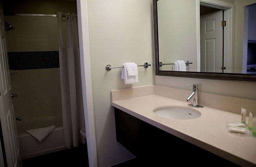 San Bruno Hotel | Your Home Away From Home! Onsite Pool, Free Breakfast, Parking