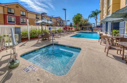 Florida Center Hotel | Your Orlando Adventure Starts Here! 2 Spacious Units, Swimming Pool + Breakfast!