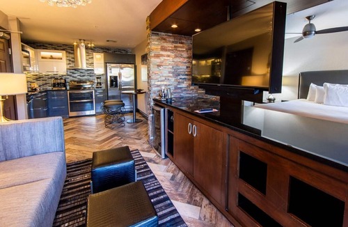 Las Vegas Resort | Your Vegas Oasis, Steps from the Strip! Holiday Inn Desert Club-Studio