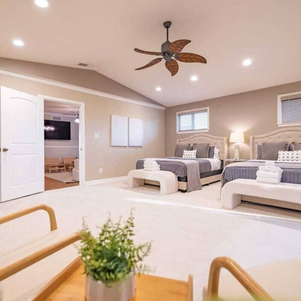 Marbella Lane - Charming 4BR Bungalo for Relaxing Retreat
