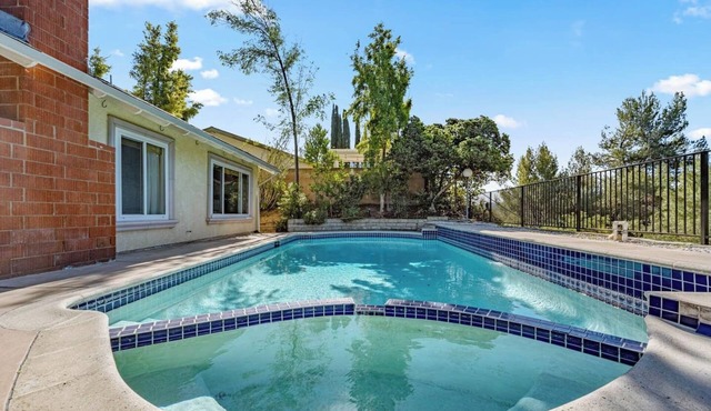 ৎ୭Stylish Glendale Retreat w Pool & Billiardsৎ୭