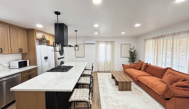 洛杉矶pomona全新装修独立屋｜2房2卫三床（含高低床）｜室内洗烘｜免费停车｜最多4人｜精致原木风