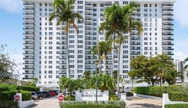 1 Block from Beach, Water View, 2 Bd, 2 Bth Pool, BBQ, Gym, Tennis ct, Rec.Room in Fort Lauderdale
