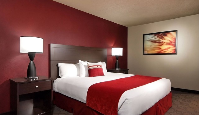1 x Sedona River View King Non Smoking Room at Edgewater Casino Resort
