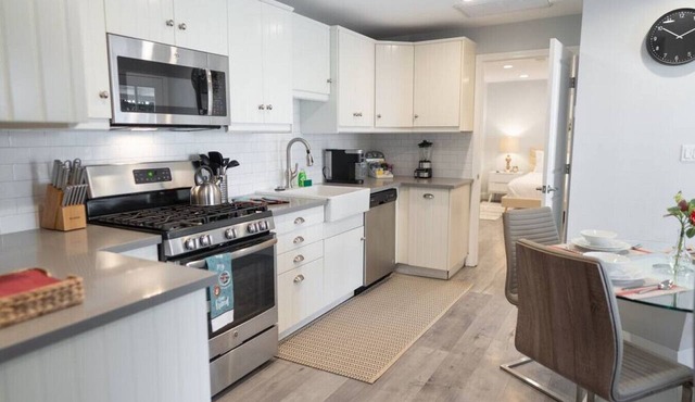 1BR *HOUSE* in GLENDALE with PRIVATE FENCED YARD (p55)