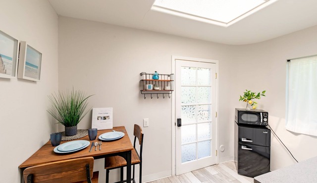 1BR Suite w/Smart TV, WIFI, Pet Friendly, Parking & Kitchenette near Disneyland