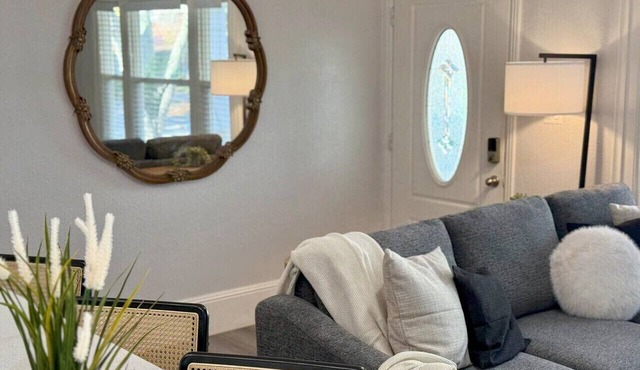 2 BD/2 BA in Historic Downtown Sacramento -Beautiful Backyard, Centrally Located