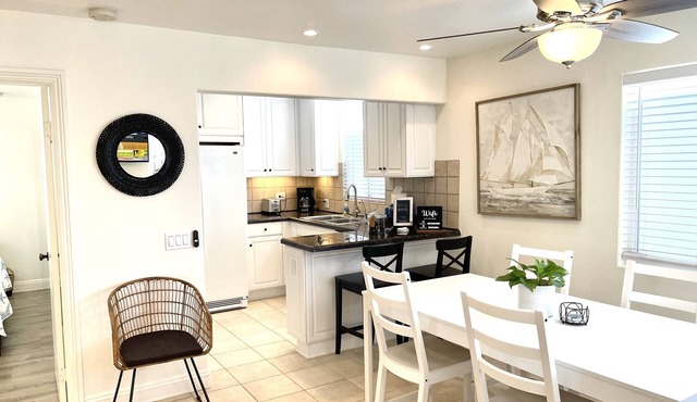 2-blocks to beach, Private Rooftop Deck!