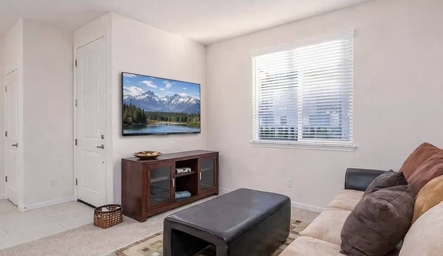 2 BR Layout with Bonus Room Quiet + Parking