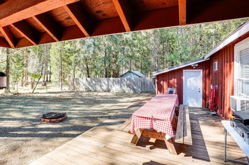 < 2 Mi to Trinity Lake: NorCal Getaway w/BBQ