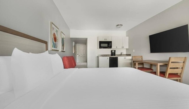 2 Rooms Retreat with Balcony & Scenic Views for Leisure and Comfort